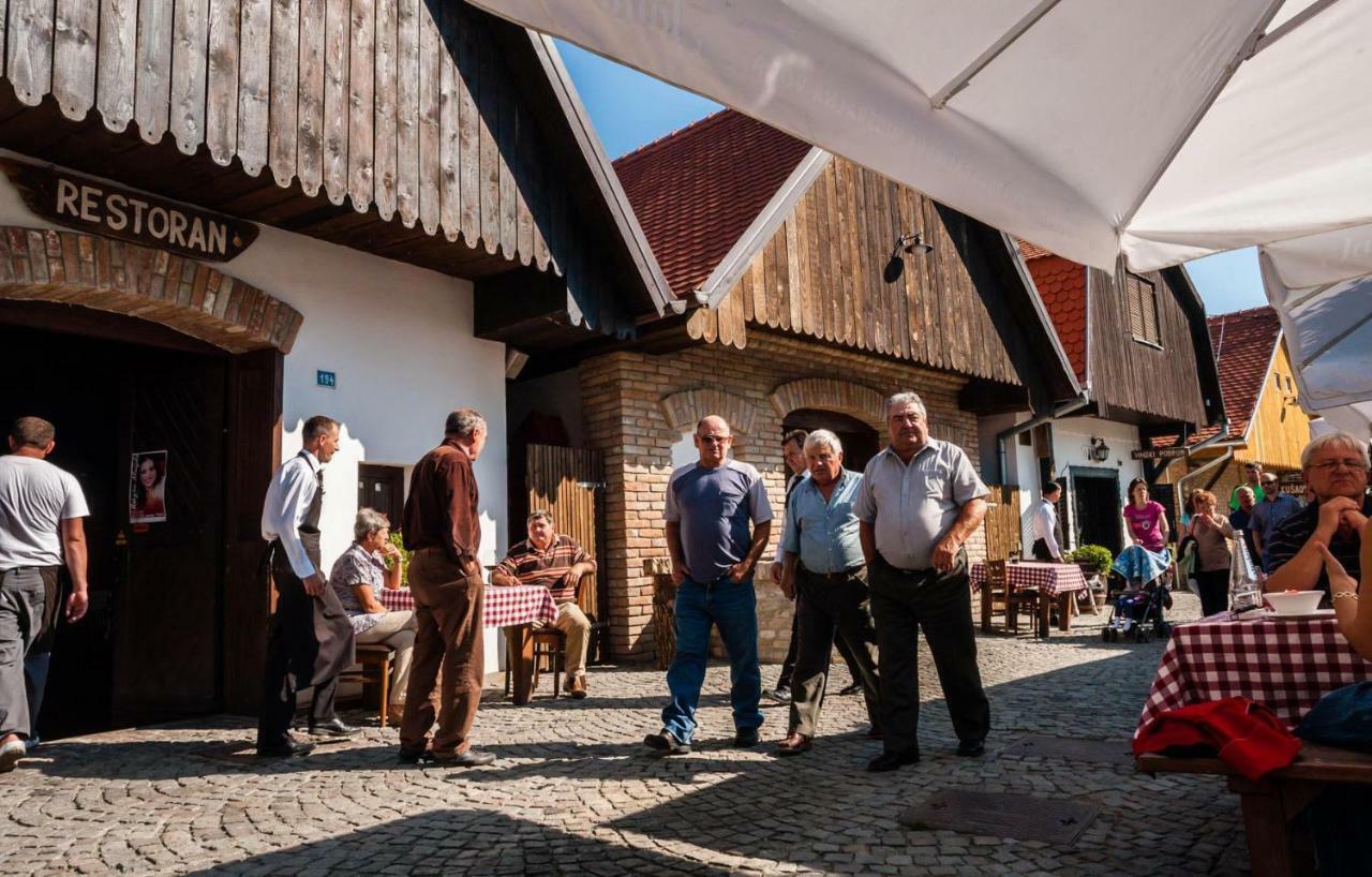 Sobe Na Vinskoj Cesti Zmajevac Apartment Exterior foto